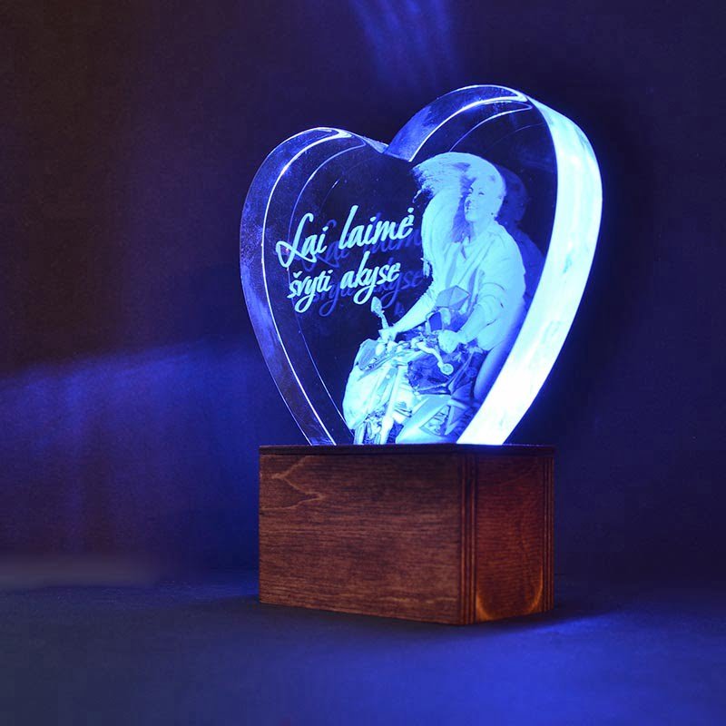 <h3>Podstawka LED na nagrodę szklaną 6_5x2_7cm</h3> Ten stojak LED na szklaną nagrodę 6_5x2_7cm z akcentującym oświetleniem LED. Ten specjalny stojak służy do instalacji programowalnego oświetlenia LED z matrycą 16 RGB LED. Oświetlenie jest specjalnie zaprogramowane, aby podkreślić określone obszary w pożądanych kolorach. Strefy nie są super dokładne ze względu na załamanie światła na szkle, ale zdecydowanie jest możliwość zaprogramowania 2-3 oddzielnych stref w tej wielkości szkła. Statyw posiada wbudowaną baterię wraz ze sterownikiem, która może zapewnić autonomiczną pracę oświetlenia do 6-12 godzin w zależności od natężenia oświetlenia. Po uzgodnieniu oświetlenia z klientem ustawimy je zgodnie z życzeniem wyrażonym przez klienta. Polecamy wybór z nagrodą "Serce" 15x13x2,7cm lub podobny. Przy zamówieniu kilku nagród ze stojakiem LED możemy wyprodukować również stojaki LED o innych wymiarach. Wymiary stojaka LED to około 10x5xH5cm. Na indywidualne życzenie klienta grawerowane jest logo klienta oraz nominacja. Dodatkowo istnieje możliwość wykonania pudełka na zamówienie według ekskluzywnego projektu, który stworzy niepowtarzalny i kompletny prezent. <div class="woocommerce-product-details__short-description"> Naszych kontaktów: <a href="https://magicofgift.com/contact-us/">Skontaktuj się z nami</a> Aby wyjaśnić, napisz wiadomość e-mail: Magicofgift@gmail.com lub zadzwoń telefonicznie: +37062195661. Mówimy po angielsku, rosyjskim i litewskim. Spójrz w YouTube: <a href="https://youtu.be/a0h0xbnhs8" target="_blank" rel="noopener"> YouTube</a> </div>