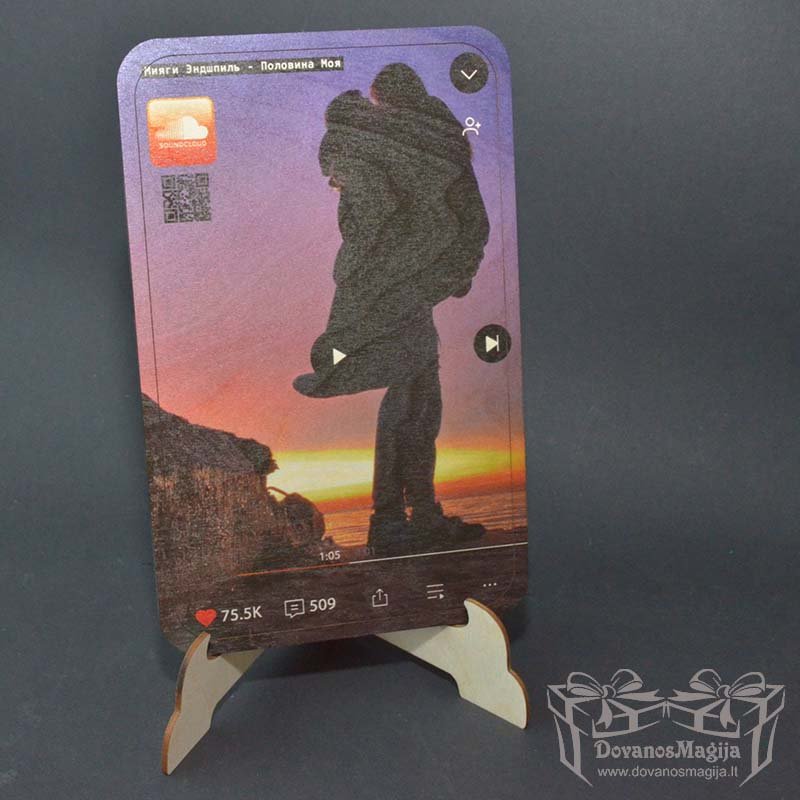 Koka SoundCloud ar savu fotogrāfiju 20x14x1cm 2 <h3>SoundCloud dziesma ar jūsu fotoattēlu 20x14x1cm</h3> Mēs izgatavosim Jūsu izvēlēto SoundCloud dziesmu ar Jūsu foto 20x14x1cm un pēc pasūtījuma un apmaksas saņemšanas to saskaņosim ar Jums. Veicot pasūtījumu, noteikti norādiet dziesmu no SoundCloud platformas, lai mēs varētu ģenerēt īpašu QR kodu. Protams, var iztikt arī bez tā, bet tas ir daudz inovatīvāk 😉 Šī produkta vēsture: Pirms dažiem gadiem mēs ieviesām Spotify rāmi, un pavisam nesen ar mums sazinājās klients, kurš pasūtīja Spotify, bet rakstīja, lai Spotify nozīmītes vietā ieliek SoundCloud. Nu, vārdu pa vārdam, mēs nolēmām izveidot atsevišķu produktu ar visiem SoundCloud atribūtiem un kodu. Šis produkts mums patīk arī tāpēc, ka fotoattēls ir rāmja pilnā augstumā, maksimāli izmantojot stikla rāmi. Mēģiniet atrast oriģinālo fotoattēlu, kas uzņemts tālrunī vai kamerā, un, pasūtot produktu, pievienojiet to šim nolūkam paredzētajā laukā, lai nezaudētu fotoattēla kvalitāti. Jūsu fotoattēls ir uzdrukāts uz koka rāmja, Izmēri: 20x14x1cm lai pasūtītu, sazinieties ar mums, un mēs saskaņosim izmērus un tekstu. Ja vēlaties precizēt, lūdzu, rakstiet e-pastu: magicofgift@gmail.com vai zvaniet pa tālruni: +37062195661. Mēs runājam angļu, krievu un lietuviešu valodā. Mūsu kontakti: <a href="https://magicofgift.com/contact-us/">Sazinieties ar mums</a> Apmeklējiet mūs Youtube: <a href="https://www.youtube.com/channel/UC0gC0xWH7PeCkfL2WEtKg9w/about">Youtube.com</a>