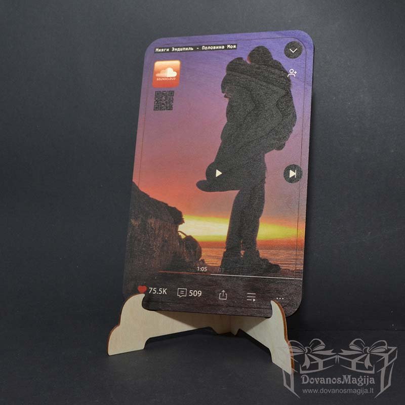 Koka SoundCloud ar savu fotogrāfiju 25x16x1cm 1 <h3>SoundCloud dziesma ar jūsu fotoattēlu 20x14x1cm</h3> Mēs izgatavosim Jūsu izvēlēto SoundCloud dziesmu ar Jūsu foto 20x14x1cm un pēc pasūtījuma un apmaksas saņemšanas to saskaņosim ar Jums. Veicot pasūtījumu, noteikti norādiet dziesmu no SoundCloud platformas, lai mēs varētu ģenerēt īpašu QR kodu. Protams, var iztikt arī bez tā, bet tas ir daudz inovatīvāk 😉 Šī produkta vēsture: Pirms dažiem gadiem mēs ieviesām Spotify rāmi, un pavisam nesen ar mums sazinājās klients, kurš pasūtīja Spotify, bet rakstīja, lai Spotify nozīmītes vietā ieliek SoundCloud. Nu, vārdu pa vārdam, mēs nolēmām izveidot atsevišķu produktu ar visiem SoundCloud atribūtiem un kodu. Šis produkts mums patīk arī tāpēc, ka fotoattēls ir rāmja pilnā augstumā, maksimāli izmantojot stikla rāmi. Mēģiniet atrast oriģinālo fotoattēlu, kas uzņemts tālrunī vai kamerā, un, pasūtot produktu, pievienojiet to šim nolūkam paredzētajā laukā, lai nezaudētu fotoattēla kvalitāti. Jūsu fotoattēls ir uzdrukāts uz koka rāmja, Izmēri: 20x14x1cm lai pasūtītu, sazinieties ar mums, un mēs saskaņosim izmērus un tekstu. Ja vēlaties precizēt, lūdzu, rakstiet e-pastu: magicofgift@gmail.com vai zvaniet pa tālruni: +37062195661. Mēs runājam angļu, krievu un lietuviešu valodā. Mūsu kontakti: <a href="https://magicofgift.com/contact-us/">Sazinieties ar mums</a> Apmeklējiet mūs Youtube: <a href="https://www.youtube.com/channel/UC0gC0xWH7PeCkfL2WEtKg9w/about">Youtube.com</a>