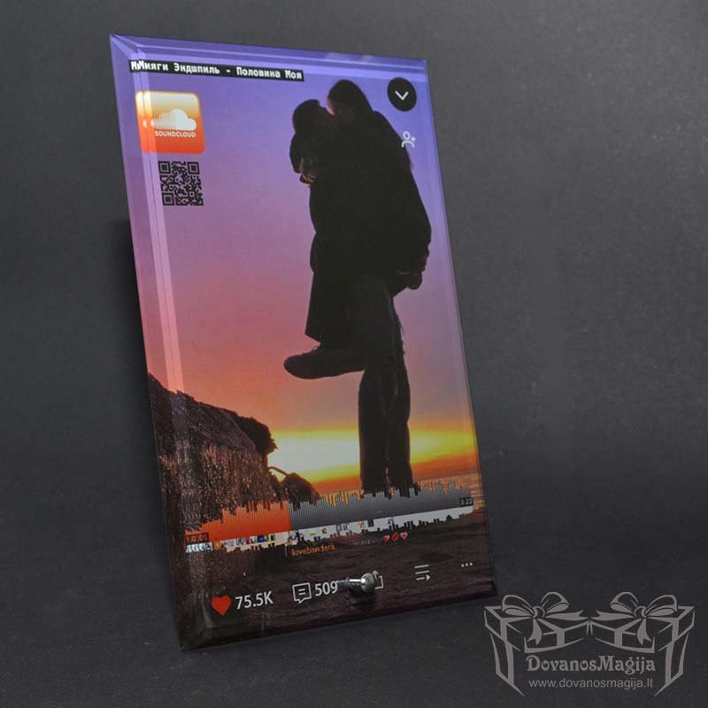 SoundCloud dziesma ar jūsu fotoattēlu 25x16x1cm 2 <h3>Koka SoundCloud ar jūsu fotoattēlu 20x14x1cm</h3> Mēs izgatavosim Jūsu izvēlēto koka skaņu stabu ar Jūsu fotogrāfiju 20x14x1cm un pēc pasūtījuma un apmaksas saņemšanas saskaņosim to ar Jums. Veicot pasūtījumu, noteikti norādiet dziesmu no SoundCloud platformas, lai mēs varētu ģenerēt īpašu QR kodu. Protams, var iztikt arī bez tā, taču tas ir daudz inovatīvāk 😉 Šī produkta vēsture: Pirms dažiem gadiem mēs ieviesām Spotify rāmi, un pavisam nesen ar mums sazinājās klients, kurš pasūtīja Spotify, bet rakstīja, lai Spotify nozīmītes vietā ieliek SoundCloud. Nu, vārdu pa vārdam, mēs nolēmām izveidot atsevišķu produktu ar visiem SoundCloud atribūtiem un kodu. Šis produkts mums patīk arī tāpēc, ka fotoattēls ir rāmja pilnā augstumā, maksimāli izmantojot stikla rāmi. Mēģiniet atrast oriģinālo fotoattēlu, kas uzņemts tālrunī vai kamerā, un, pasūtot produktu, pievienojiet to šim nolūkam paredzētajā laukā, lai nezaudētu fotoattēla kvalitāti. Jūsu fotoattēls ir uzdrukāts uz koka rāmja, Izmēri: 20x14x0,6 cm. lai pasūtītu, sazinieties ar mums, un mēs saskaņosim izmērus un tekstu. Ja vēlaties precizēt, lūdzu, rakstiet e-pastu: magicofgift@gmail.com vai zvaniet pa tālruni: +37062195661. Mēs runājam angļu, krievu un lietuviešu valodā. Mūsu kontakti: <a href="https://magicofgift.com/contact-us/">Sazinieties ar mums</a> Apmeklējiet mūs Youtube: <a href="https://www.youtube.com/channel/UC0gC0xWH7PeCkfL2WEtKg9w/about">Youtube.com</a>