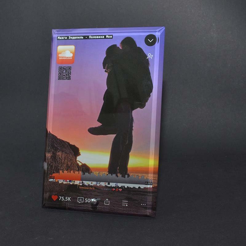 SoundCloud dziesma ar jūsu fotoattēlu 20x14x1cm 1 <h3>Koka SoundCloud ar jūsu fotoattēlu 20x14x1cm</h3> Mēs izgatavosim Jūsu izvēlēto koka skaņu stabu ar Jūsu fotogrāfiju 20x14x1cm un pēc pasūtījuma un apmaksas saņemšanas saskaņosim to ar Jums. Veicot pasūtījumu, noteikti norādiet dziesmu no SoundCloud platformas, lai mēs varētu ģenerēt īpašu QR kodu. Protams, var iztikt arī bez tā, taču tas ir daudz inovatīvāk 😉 Šī produkta vēsture: Pirms dažiem gadiem mēs ieviesām Spotify rāmi, un pavisam nesen ar mums sazinājās klients, kurš pasūtīja Spotify, bet rakstīja, lai Spotify nozīmītes vietā ieliek SoundCloud. Nu, vārdu pa vārdam, mēs nolēmām izveidot atsevišķu produktu ar visiem SoundCloud atribūtiem un kodu. Šis produkts mums patīk arī tāpēc, ka fotoattēls ir rāmja pilnā augstumā, maksimāli izmantojot stikla rāmi. Mēģiniet atrast oriģinālo fotoattēlu, kas uzņemts tālrunī vai kamerā, un, pasūtot produktu, pievienojiet to šim nolūkam paredzētajā laukā, lai nezaudētu fotoattēla kvalitāti. Jūsu fotoattēls ir uzdrukāts uz koka rāmja, Izmēri: 20x14x0,6 cm. lai pasūtītu, sazinieties ar mums, un mēs saskaņosim izmērus un tekstu. Ja vēlaties precizēt, lūdzu, rakstiet e-pastu: magicofgift@gmail.com vai zvaniet pa tālruni: +37062195661. Mēs runājam angļu, krievu un lietuviešu valodā. Mūsu kontakti: <a href="https://magicofgift.com/contact-us/">Sazinieties ar mums</a> Apmeklējiet mūs Youtube: <a href="https://www.youtube.com/channel/UC0gC0xWH7PeCkfL2WEtKg9w/about">Youtube.com</a>