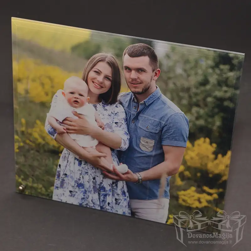 Stikla rāmis ar jūsu fotoattēlu 22x25cm 4mm 2 <h3>Astoņstūra stikla rāmis 14x14cm 4mm</h3> ar jūsu fotoattēlu Uz stikla mēs uzdrukāsim jūsu neaizmirstamāko mirkli. Ja fotogrāfiju novietos redzamākajā vietā, jūs un jūsu viesu acis būs priecīgas. 4 mm stikla biezums, stikla šķautnes skaisti lauž gaismu. Šis astoņstūra formas stikla rāmis 14x14 cm 4 mm ir jauns stikla rāmja modelis. Ieteicamā fotoattēlu kvalitāte ir vismaz 6Mpix (2500x2500pix). Mēs iesakām izvēlēties fotoattēlu ar vairāk vietas. Pateicoties rāmja formai, būs vieglāk izveidot kompozīciju, lai to pienācīgi aizpildītu. Izvairieties sūtīt fotoattēlus, izmantojot ziņapmaiņas platformas vai sociālos tīklus, jo šīs platformas būtiski ierobežo fotoattēla kvalitāti. Daudziem šķiet, ka mēs uzlīmējam drukātu fotogrāfiju, taču tā nav taisnība. Mēs UV starojumu drukājam tieši uz stikla! Mēs jau aizmirstam izdrukāt savas fotogrāfijas, mums ir bezgalīgi daudz fotogrāfiju kaut kur dziļi telefonā vai datorā, mēs tās meklējam, bet joprojām atrodam nepareizo. Mēs iesakām to iemūžināt un novietot uz kumodes vai plaukta. Komentārā varat norādīt tekstu, ja vēlaties, lai mēs to izdrukājam. lai pasūtītu, sazinieties ar mums, un mēs saskaņosim izmērus un tekstu. Ja vēlaties precizēt, lūdzu, rakstiet e-pastu: magicofgift@gmail.com vai zvaniet pa tālruni: +37062195661. Mēs runājam angļu, krievu un lietuviešu valodā. Mūsu kontakti: <a href="https://magicofgift.com/contact-us/">Sazinieties ar mums</a> Apmeklējiet mūs Youtube: <a href="https://www.youtube.com/channel/UC0gC0xWH7PeCkfL2WEtKg9w/about">Youtube.com</a>