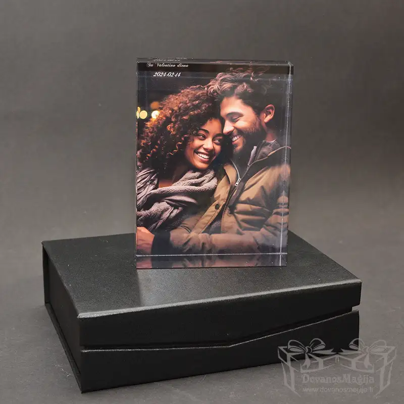 <h3>Szkło pryzmatyczne z Państwa zdjęciem 14x10x3cm</h3> z pudełkiem i pojemnikiem. Wydrukujemy Państwa zdjęcie na szkle pryzmatycznym o wymiarach 14x10,5x3cm. Jeśli życzą sobie Państwo tekst, wykonamy go i uzgodnimy z Państwem po otrzymaniu zamówienia i płatności. Możemy wykonać ramkę Spotify. Przy zamawianiu prosimy podać, że chcą Państwo Spotify i utwór z platformy spotify, abyśmy mogli wygenerować specjalny kod. Oczywiście można się bez tego obejść, ale jest to o wiele bardziej innowacyjne 😉 Historia Spotify: Spotify Song With Your Photo 2021 (dovanosmagija.lt) Zdjęcie jest drukowane z tyłu szkła, a tył jest pokryty białą farbą. Aby zamówić, proszę skontaktować się z nami, a my dopasujemy wymiary i tekst. W celu doprecyzowania proszę napisać e-mail: magicofgift@gmail.com lub zadzwonić: +37062195661. Mówimy w języku angielskim, rosyjskim i litewskim. Nasze kontakty: <a href="https://magicofgift.com/contact-us/">Proszę się z nami skontaktować</a> Proszę odwiedzić nas na Youtube: <a href="https://www.youtube.com/channel/UC0gC0xWH7PeCkfL2WEtKg9w/about">Youtube.com</a>