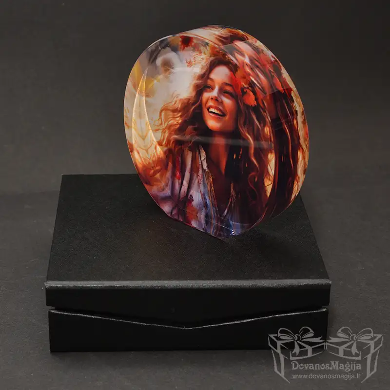 Apaļa glāze ar jūsu fotoattēlu 12x12x3cm 2 <h3>Stikls - statīvs ar jūsu fotoattēlu 15x10x2cm</h3> ar kastīti un konteineru. Mēs izdrukāsim jūsu fotoattēlu uz stikla - statīva 15x10x2cm. Jūs varat papildus pārklāt pelēko metāla statīvu. Ja vēlaties tekstu, mēs to izgatavosim un saskaņosim ar jums pēc pasūtījuma un maksājuma saņemšanas. Mēs varam izgatavot Spotify rāmi. Pasūtot noteikti norādiet, ka vēlaties Spotify un dziesmu no Spotify platformas, lai mēs varētu ģenerēt īpašu kodu. Protams, var iztikt arī bez tā, bet tas ir daudz inovatīvāk 😉 Spotify vēsture: Spotify dziesma ar jūsu foto 2021 (dovanosmagija.lt) Uz stikla aizmugures ir uzdrukāta fotogrāfija, aizmugurējā puse ir pārklāta ar baltu krāsu. Lai pasūtītu, sazinieties ar mums, un mēs saskaņosim izmērus un tekstu. Ja vēlaties precizēt, lūdzu, rakstiet e-pastu: magicofgift@gmail.com vai zvaniet pa tālruni: +37062195661. Mēs runājam angļu, krievu un lietuviešu valodā. Mūsu kontakti: <a href="https://magicofgift.com/contact-us/">Sazinieties ar mums</a> Apmeklējiet mūs Youtube: <a href="https://www.youtube.com/channel/UC0gC0xWH7PeCkfL2WEtKg9w/about">Youtube.com</a>