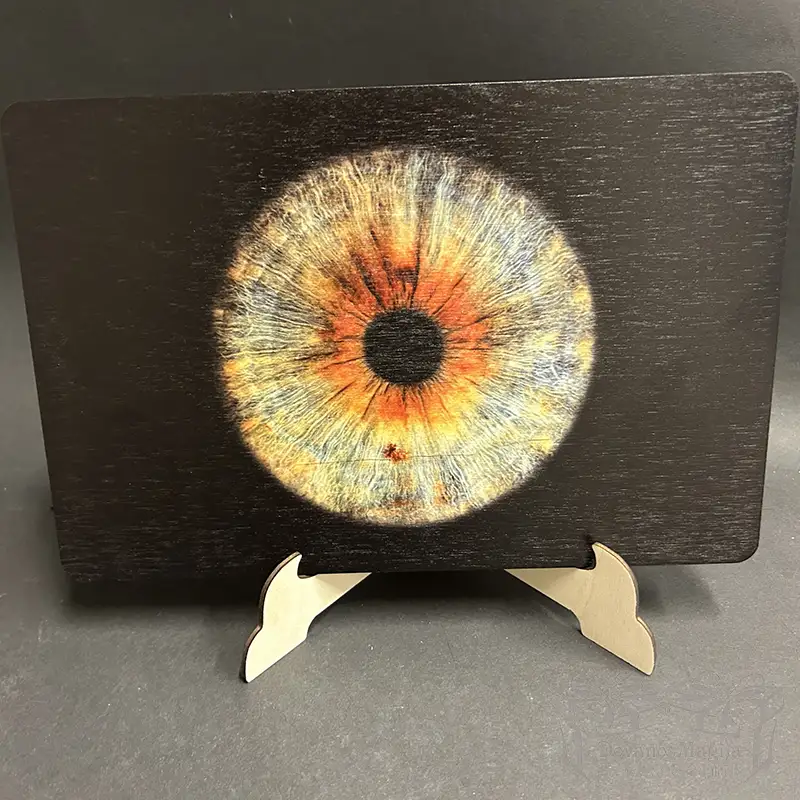 Drewniana ramka na zdjęcia 30x40cm 2 <h3>Szklana ramka z Państwa zdjęciem 25x22x1cm pozioma</h3> Na szkle nadrukujemy Państwa najbardziej pamiętny moment. Umieszczona w najbardziej widocznym miejscu będzie cieszyć oczy Państwa i Państwa gości. Ta szklana ramka z Państwa zdjęciem o wymiarach 25x22x1 cm w poziomie to nowy model szklanej ramki. Dostarczana w pudełku z pojemnikiem. Zalecana jakość zdjęcia to co najmniej 6Mpix (2500x2500pix). Zalecamy wybranie zdjęcia z większą ilością miejsca. Kształt ramki ułatwi komponowanie, aby odpowiednio ją wypełnić. Proszę unikać wysyłania zdjęć za pośrednictwem platform komunikacyjnych lub sieci społecznościowych, ponieważ platformy te poważnie ograniczają jakość zdjęcia. Wielu osobom wydaje się, że przyklejamy wydrukowane zdjęcie, ale to nieprawda. Drukujemy UV bezpośrednio na szkle! Już zapominamy drukować nasze zdjęcia, mamy nieskończoną ilość zdjęć gdzieś głęboko w naszych telefonach lub komputerach, szukamy ich, ale wciąż znajdujemy te niewłaściwe. Proponujemy Państwu uwiecznienie ich i umieszczenie na komodzie lub półce. Jeśli chcą Państwo, abyśmy je wydrukowali, mogą Państwo podać tekst w komentarzu. W celu zamówienia prosimy o kontakt, dopasujemy wymiary i tekst. Jeśli chcesz coś wyjaśnić, proszę napisać e-mail na adres magicofgift@gmail.com lub zadzwonić pod numer +37062195661. Mówimy w języku angielskim, rosyjskim i litewskim. Nasze kontakty: <a href="https://magicofgift.com/contact-us/">Proszę się z nami skontaktować</a> Proszę odwiedzić nas na Youtube: <a href="https://www.youtube.com/channel/UC0gC0xWH7PeCkfL2WEtKg9w/about">Youtube.com</a>