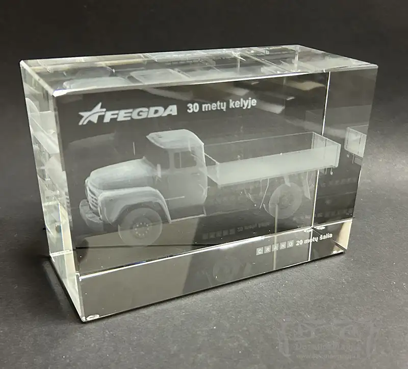 3D auhind graveeringuga klaasist 18x12x8cm 2 <h3>3D auhinnafoor klaasist 13x10x9cm</h3> See 3D auhinnafoor klaasist 13x10x9cm klaasi sees. 3D mudel, teie tekst ja logo on graveeritud klaasi sisse. Graveerime teie nimetuse klaasi siseküljele 3D lasergraveeringuga. Kui klient soovib, siis lisahinna eest saame valmistada puidust aluse, millele klaasist kuubik on liimitud. valgustusplaat, mis annab lisavõngu ja laseb teie nominatsioonil särada ka pimedas. LED-jalamu klaasiauhinnale 10x10cm - DovanosMagija.lt Vastavalt kliendi individuaalsele soovile graveeritakse kliendi logo ja nominatsioon. Lisaks saab valmistada eksklusiivse disaini järgi individuaalse karbi, mis loob eksklusiivse ja tervikliku kingituse. Vajadusel saame lisahinna eest pakkuda ka muude mõõtmetega auhinda. tellimiseks võtke meiega ühendust ja me sobitame mõõtmed ja teksti. Kui soovite täpsustada, palun kirjutage e-posti: magicofgift@gmail.com või helistage telefoni teel: +37062195661. Me räägime inglise, vene ja leedu keeles. Meie kontaktid: <a href="https://magicofgift.com/contact-us/">Kontakt</a> Külastage meid Youtube'is: <a href="https://www.youtube.com/channel/UC0gC0xWH7PeCkfL2WEtKg9w/about">Youtube.com</a>