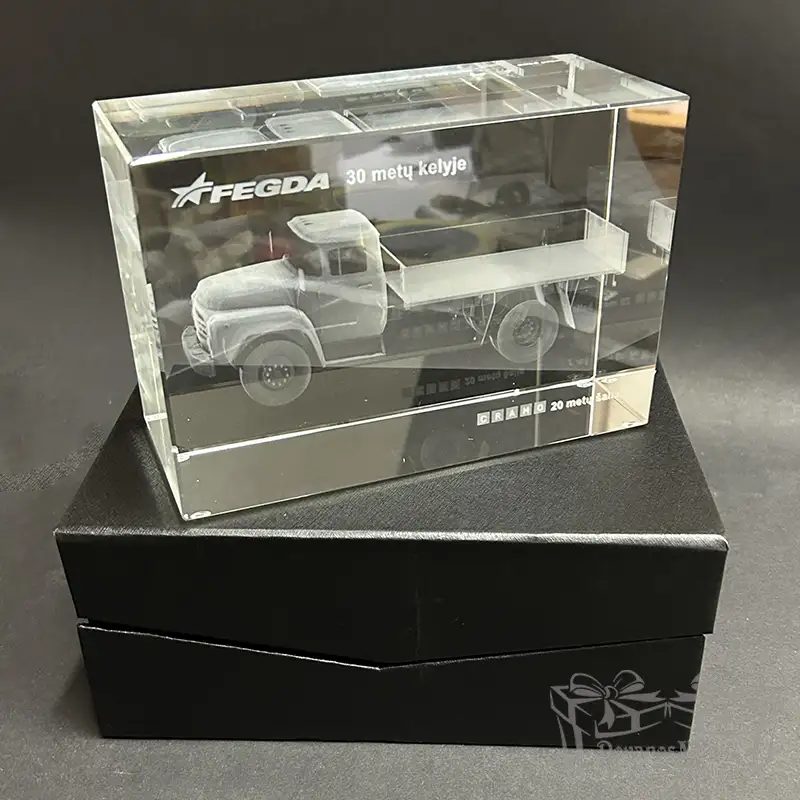 3D auhinnafoor klaasist 13x10x9cm 2 <h3>3D auhinna Bridge Cube 10x10x10cm klaasist graveeringuga</h3> See 3D Award Bridge Cube on 10x10x10cm klaasi sees. 3D mudel, teie tekst ja logo graveeritakse klaasi sisse. Graveerime teie nimetuse klaasi siseküljele 3D lasergraveeringuga. Kui klient soovib, saame lisahinna eest valmistada puidust aluse, millele klaasikuubik on liimitud. valgustusega aluse annab lisavõnguse ja võimaldab teie nominatsioonil ka pimedas särada. LED-jalamu klaasist auhinnale 10x10cm - DovanosMagija.lt Vastavalt kliendi individuaalsele soovile graveeritakse kliendi logo ja nominatsioon. Lisaks saab valmistada eksklusiivse disaini järgi individuaalse karbi, mis loob eksklusiivse ja tervikliku kingituse. Vajadusel saame lisahinna eest pakkuda ka muude mõõtmetega auhinda. tellimiseks võtke meiega ühendust; sobitame mõõtmed ja teksti. Kui Te soovite täpsustada, palun kirjutage e-kiri: magicofgift@gmail.com või helistage telefoni teel: +37062195661. Me räägime inglise, vene ja leedu keeles. Meie kontaktid: <a href="https://magicofgift.com/contact-us/">Kontakt</a> Külastage meid Youtube'is: <a href="https://www.youtube.com/channel/UC0gC0xWH7PeCkfL2WEtKg9w/about">Youtube.com</a>