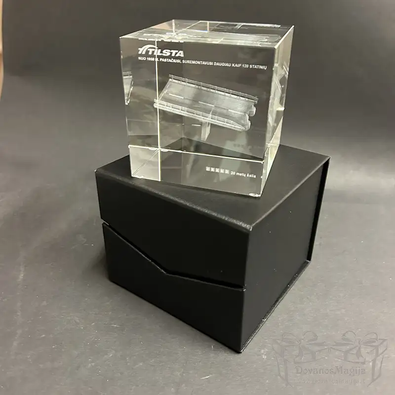 3D auhinna sild kuubik 10x10x10cm 1 <h3>3D auhinnafoor klaasist 13x10x9cm</h3> See 3D auhinnafoor klaasist 13x10x9cm klaasi sees. 3D mudel, teie tekst ja logo on graveeritud klaasi sisse. Graveerime teie nimetuse klaasi siseküljele 3D lasergraveeringuga. Kui klient soovib, siis lisahinna eest saame valmistada puidust aluse, millele klaasist kuubik on liimitud. valgustusplaat, mis annab lisavõngu ja laseb teie nominatsioonil särada ka pimedas. LED-jalamu klaasiauhinnale 10x10cm - DovanosMagija.lt Vastavalt kliendi individuaalsele soovile graveeritakse kliendi logo ja nominatsioon. Lisaks saab valmistada eksklusiivse disaini järgi individuaalse karbi, mis loob eksklusiivse ja tervikliku kingituse. Vajadusel saame lisahinna eest pakkuda ka muude mõõtmetega auhinda. tellimiseks võtke meiega ühendust ja me sobitame mõõtmed ja teksti. Kui soovite täpsustada, palun kirjutage e-posti: magicofgift@gmail.com või helistage telefoni teel: +37062195661. Me räägime inglise, vene ja leedu keeles. Meie kontaktid: <a href="https://magicofgift.com/contact-us/">Kontakt</a> Külastage meid Youtube'is: <a href="https://www.youtube.com/channel/UC0gC0xWH7PeCkfL2WEtKg9w/about">Youtube.com</a>