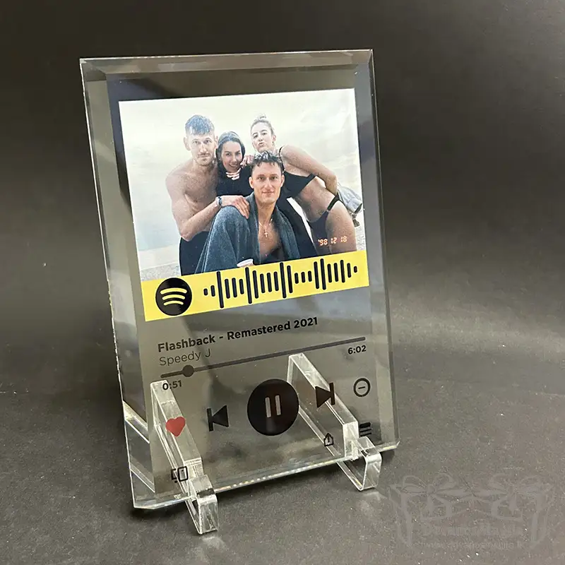 Spotify dziesma ar jūsu fotoattēlu 18x13x1cm 1 <h3>Koka SoundCloud ar savu fotogrāfiju 25x16x1cm</h3> Mēs izgatavosim Jūsu izvēlēto koka skaņu stabu ar Jūsu fotogrāfiju 25x16x1cm un pēc pasūtījuma un apmaksas saņemšanas saskaņosim to ar Jums. Veicot pasūtījumu, noteikti norādiet dziesmu no SoundCloud platformas, lai mēs varētu ģenerēt īpašu QR kodu. Protams, var iztikt arī bez tā, taču tas ir daudz inovatīvāk 😉 Šī produkta vēsture: Pirms dažiem gadiem mēs ieviesām Spotify rāmi, un pavisam nesen ar mums sazinājās klients, kurš pasūtīja Spotify, bet rakstīja, lai Spotify nozīmītes vietā ieliek SoundCloud. Nu, vārdu pa vārdam, mēs nolēmām izveidot atsevišķu produktu ar visiem SoundCloud atribūtiem un kodu. Šis produkts mums patīk arī tāpēc, ka fotoattēls ir rāmja pilnā augstumā, maksimāli izmantojot stikla rāmi. Mēģiniet atrast oriģinālo fotoattēlu, kas uzņemts tālrunī vai kamerā, un, pasūtot produktu, pievienojiet to šim nolūkam paredzētajā laukā, lai nezaudētu fotoattēla kvalitāti. Jūsu fotoattēls ir uzdrukāts uz koka rāmja, Izmēri: 25x16x1cm lai pasūtītu, sazinieties ar mums, un mēs saskaņosim izmērus un tekstu. Ja vēlaties precizēt, lūdzu, rakstiet e-pastu: magicofgift@gmail.com vai zvaniet pa tālruni: +37062195661. Mēs runājam angļu, krievu un lietuviešu valodā. Mūsu kontakti: <a href="https://magicofgift.com/contact-us/">Sazinieties ar mums</a> Apmeklējiet mūs Youtube: <a href="https://www.youtube.com/channel/UC0gC0xWH7PeCkfL2WEtKg9w/about">Youtube.com</a>