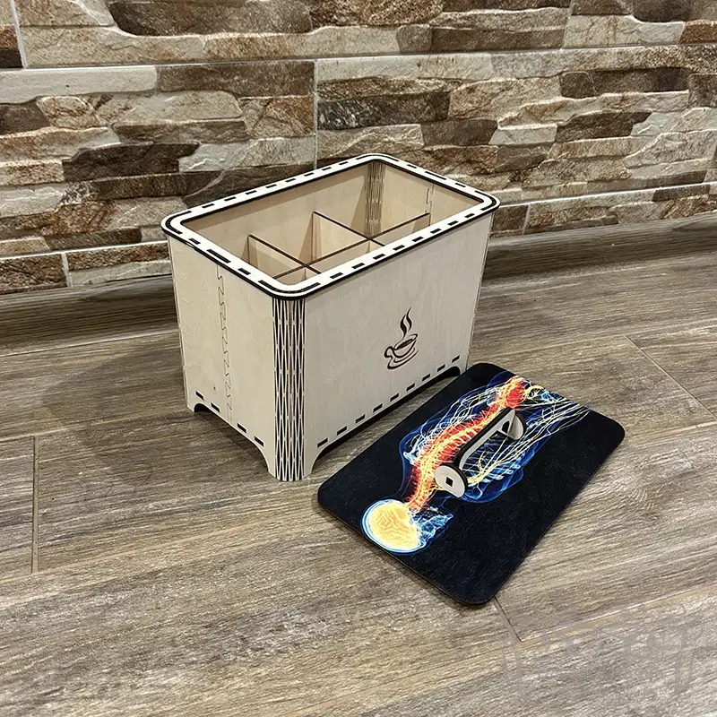 Tējas kaste ar apdruku 25x15x15cm 2 <h3>Koka kaste ar trauku konteineru 25x18x7cm</h3> Koka kastes ar trauku konteineru 25x18x7cm iekšpusē paliek 21x14x5 instrumentu glabāšanai. Ja nepieciešams, mēs varam noformēt konteineru katram darbarīkam, bet tad tie būtu jāpiegādā mūsu darbnīcā. Mēs uz kastes vāka iegravēsim jūsu tekstu un logotipu. Mēs varam arī izdrukāt fotoattēlu vai attēlu Ja nepieciešams, mēs varam arī mainīt ārējos izmērus pēc jūsu pieprasījuma. Attēlu iegravē pēc jūsu izvēles. Kastīšu izgatavošana pēc individuāla pasūtījuma, mēs varam izgatavot kastīti atbilstoši jūsu norādītajiem izmēriem. Papildus varam to nokrāsot brūnā, sarkankoka vai melnā krāsā. Tas var aizņemt līdz 2-3 nedēļām, bet mēs cenšamies to izdarīt pēc iespējas ātrāk. Iespējama apdruka vai gravēšana. lai pasūtītu, sazinieties ar mums, un mēs saskaņosim izmērus un tekstu. Ja vēlaties precizēt, lūdzu, rakstiet e-pastu: magicofgift@gmail.com vai zvaniet pa tālruni: +37062195661. Mēs runājam angļu, krievu un lietuviešu valodā. Mūsu kontakti: <a href="https://magicofgift.com/contact-us/">Sazinieties ar mums</a> Apmeklējiet mūs Youtube: <a href="https://www.youtube.com/channel/UC0gC0xWH7PeCkfL2WEtKg9w/about">Youtube.com</a>