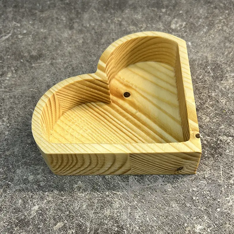 Koka sirds kaste rotaslietām 12x12x3cm, izgatavota no masīvkoka 1 Koka sirds kaste rotaslietām 12x12x3cm, izgatavota no masīvkoka