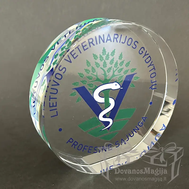 Ümmargune UV-trükiga auhind D11x3cm 2 <h3>2D Award Cube nurgas 7x7x7cm klaasist graveeringuga</h3> See 2D Award Cube nurgas on 7x7x7cm klaasi sees. 3D mudel, teie tekst ja logo on graveeritud klaasi sisse. Graveerime teie nimetuse klaasi siseküljele 3D lasergraveeringuga. Kui klient soovib, siis lisahinna eest saame valmistada puidust aluse, millele klaasikuubik kleebitakse. valgustusega aluse annab lisavõnguse ja võimaldab teie nominatsioonil särada ka pimedas. LED-jalamu klaasist auhinnale 10x10cm - DovanosMagija.lt Vastavalt kliendi individuaalsele soovile graveeritakse kliendi logo ja nominatsioon. Lisaks saab valmistada eksklusiivse disaini järgi individuaalse karbi, mis loob eksklusiivse ja tervikliku kingituse. Vajadusel saame lisahinna eest pakkuda ka muude mõõtmetega auhinda. Tootmine võib võtta kuni kaks nädalat. Suurema koguse tellimisel võib hind olla madalam. tellimiseks võtke meiega ühendust; me sobitame mõõtmed ja teksti. Kui soovite täpsustada, palun kirjutage e-kiri: magicofgift@gmail.com või helistage telefoni teel: +37062195661. Me räägime inglise, vene ja leedu keeles. Meie kontaktid: <a href="https://magicofgift.com/contact-us/">Kontakt</a> Külastage meid Youtube'is: <a href="https://www.youtube.com/channel/UC0gC0xWH7PeCkfL2WEtKg9w/about">Youtube.com</a>