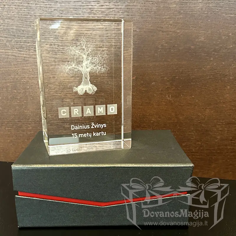 3D auhinnapuu 15x10x6cm 1 <h3>3D auhinna Bridge Cube 10x10x10cm klaasist graveeringuga</h3> See 3D Award Bridge Cube on 10x10x10cm klaasi sees. 3D mudel, teie tekst ja logo graveeritakse klaasi sisse. Graveerime teie nimetuse klaasi siseküljele 3D lasergraveeringuga. Kui klient soovib, saame lisahinna eest valmistada puidust aluse, millele klaasikuubik on liimitud. valgustusega aluse annab lisavõnguse ja võimaldab teie nominatsioonil ka pimedas särada. LED-jalamu klaasist auhinnale 10x10cm - DovanosMagija.lt Vastavalt kliendi individuaalsele soovile graveeritakse kliendi logo ja nominatsioon. Lisaks saab valmistada eksklusiivse disaini järgi individuaalse karbi, mis loob eksklusiivse ja tervikliku kingituse. Vajadusel saame lisahinna eest pakkuda ka muude mõõtmetega auhinda. tellimiseks võtke meiega ühendust; sobitame mõõtmed ja teksti. Kui Te soovite täpsustada, palun kirjutage e-kiri: magicofgift@gmail.com või helistage telefoni teel: +37062195661. Me räägime inglise, vene ja leedu keeles. Meie kontaktid: <a href="https://magicofgift.com/contact-us/">Kontakt</a> Külastage meid Youtube'is: <a href="https://www.youtube.com/channel/UC0gC0xWH7PeCkfL2WEtKg9w/about">Youtube.com</a>