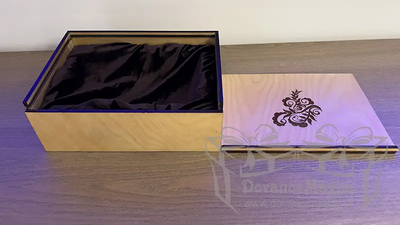 Puidust kast koos mahutiga lauanõudele 25x18x7cm 2 <h3>Puidust ehtekarp 01</h3> Puidust ehtekirst, mõõtmetega 22x32x19cm, valmistatud 3, 4 ja 6 mm laudadest, lakitud. Võime graveerida teksti või pildi vastavalt teie soovile. Võimalik on ka pressimine tellida, võtke meiega ühendust, sobitame mõõtmed ja teksti. <span style="font-size: 16px;">Kui soovite täpsustada palun kirjutage e-posti: magicofgift@gmail.com või helistage telefoni teel: +37062195661. Me räägime inglise, vene ja leedu keeles.</span> Meie kontaktid: <a href="https://magicofgift.com/contact-us/">Kontakt</a> Külastage meid Youtube'is: <a href="https://www.youtube.com/channel/UC0gC0xWH7PeCkfL2WEtKg9w/about">Youtube.com</a>