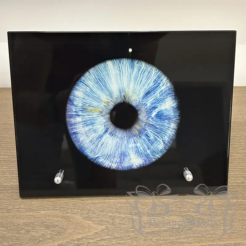 Stikla rāmis ar jūsu fotogrāfiju 25x22x1cm horizontāli 2 <h3>Stikla rāmis ar jūsu fotogrāfiju 24x19x1cm horizontāli</h3> Uz stikla mēs uzdrukāsim jūsu neaizmirstamāko mirkli. Ja fotogrāfija tiks novietota redzamākajā vietā, jūs un jūsu viesu acis būs priecīgas. Šis stikla rāmis ar jūsu fotogrāfiju 24x19x1cm horizontāli ir jauns stikla rāmja modelis. Piegādāts kastītē ar konteineru. Ieteicamā fotoattēlu kvalitāte ir vismaz 6Mpix (2500x2500pix). Mēs iesakām izvēlēties fotoattēlu ar vairāk vietas. Rāmīša forma atvieglos kompozīciju, lai to pienācīgi aizpildītu. Izvairieties sūtīt fotoattēlus, izmantojot ziņapmaiņas platformas vai sociālos tīklus, jo šīs platformas būtiski ierobežo fotoattēla kvalitāti. Daudziem šķiet, ka mēs uzlīmējam drukātu fotogrāfiju, taču tā nav taisnība. Mēs UV starojumu drukājam tieši uz stikla! Mēs jau aizmirstam izdrukāt savas fotogrāfijas, mums ir bezgalīgi daudz fotogrāfiju kaut kur dziļi telefonos vai datoros, mēs tās meklējam, bet joprojām atrodam nepareizās. Mēs iesakām tās iemūžināt un novietot uz kumodes vai plaukta. Komentārā varat norādīt tekstu, ja vēlaties, lai mēs to izdrukājam. lai pasūtītu, sazinieties ar mums, un mēs saskaņosim izmērus un tekstu. Ja vēlaties precizēt, lūdzu, rakstiet e-pastu: magicofgift@gmail.com vai zvaniet pa tālruni: +37062195661. Mēs runājam angļu, krievu un lietuviešu valodā. Mūsu kontakti: <a href="https://magicofgift.com/contact-us/">Sazinieties ar mums</a> Apmeklējiet mūs Youtube: <a href="https://www.youtube.com/channel/UC0gC0xWH7PeCkfL2WEtKg9w/about">Youtube.com</a>